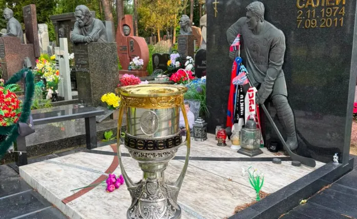 Кубок Гагарина отвезли к могилам Руслана Салея, Николая Кривоносова и Сергея Остапчука