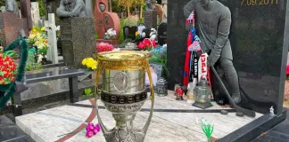Вячеслав Гусов рассказал о важности посещения могил погибших хоккеистов «Локомотива» с Кубком Гагарина