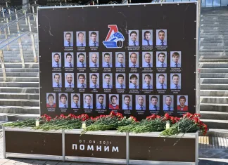 «Динамо» почтило память погибших хоккеистов «Локомотива» у «Минск-Арены»