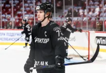 Скандал в КХЛ: звездный форвард Кравцов отказался играть за «Трактор» и уехал во Владивосток