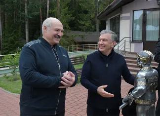 Александр Лукашенко получил в подарок статуэтку хоккеиста под номером 01 