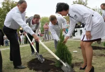 Михаил Захаров и Александр Глеб посадили деревья возле роддома, где недавно родились их дети