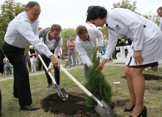 Михаил Захаров и Александр Глеб посадили деревья возле роддома, где недавно родились их дети