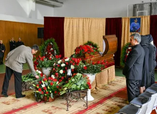 В Омске прошли похороны умершего от рака Самвела Мнацяна