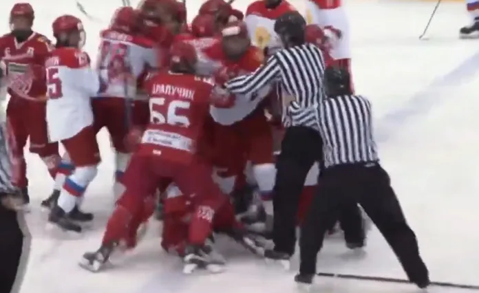 Хоккеисты Беларуси и России устроили массовую драку в первом периоде матча на Кубке Президентского спортивного клуба