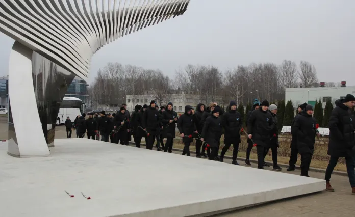 Игроки и тренеры минского «Динамо» возложили цветы к мемориалу «Хоккейное братство»