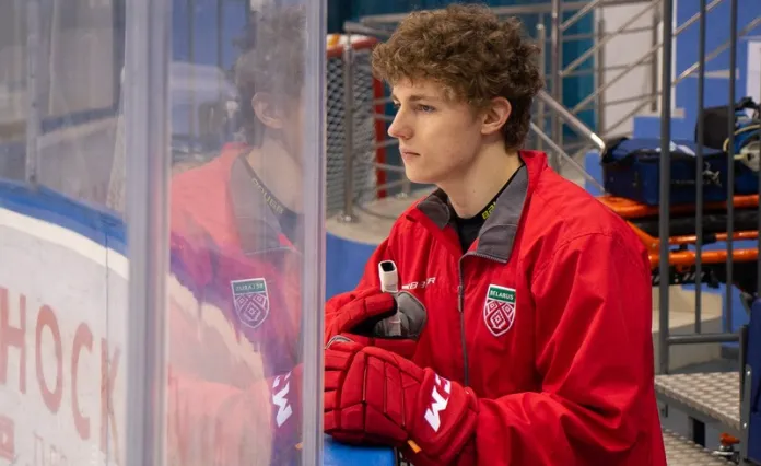Один из лидеров молодежной сборной Беларуси получил серьезную травму на скамейке запасных