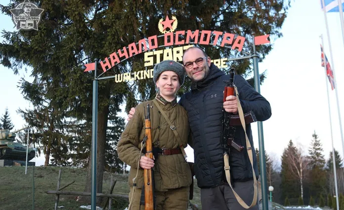 Наставник минского «Динамо» сфотографировался с автоматом