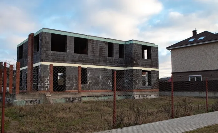 Форвард минского «Динамо» за кругленькую сумму купил недостроенный дом в Дроздах