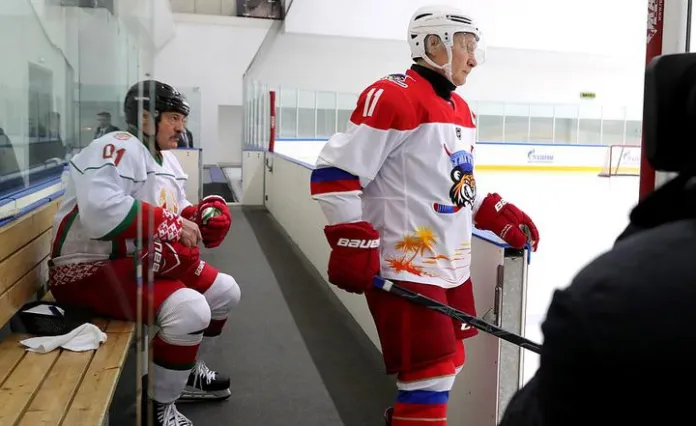 Александр Лукашенко наградил российских хоккеистов шоколадом в Красной Поляне