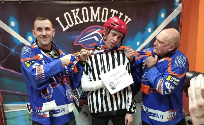 Болельщики «Локомотива» провели жесткий перформанс, посвященный судьям в матче с «Юностью»