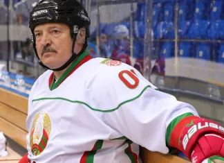 Александр Лукашенко: Я живу той же жизнью, что и жил. С хоккеистами руки пожимаем, обнимаемся, колошматим друг друга и так далее