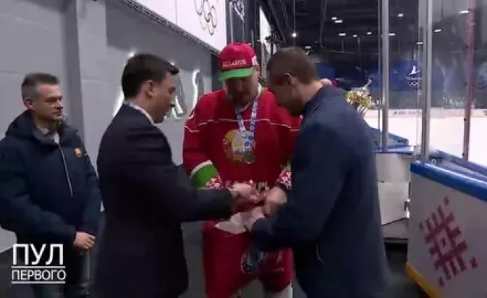 Александру Лукашенко вручили от «Юности» медаль чемпиона Беларуси 