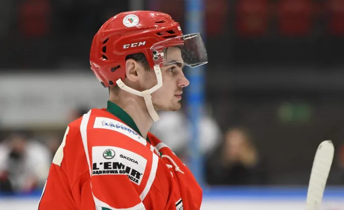 «БХ»: Белорусский хоккеист не смог присоединиться к тренировкам команды в Польше из-за карантина