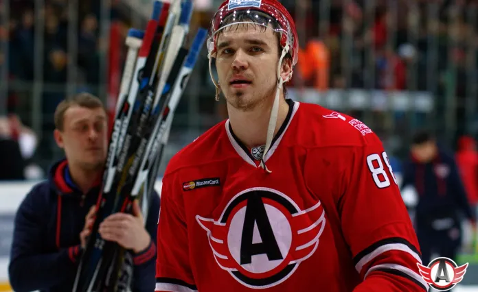Российский защитник, который мог уехать в НХЛ, остался в «Автомобилисте»