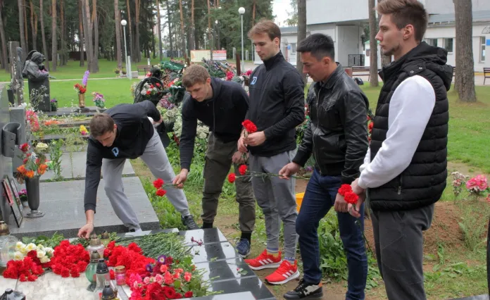 Минское «Динамо» посетило могилу Руслана Салея