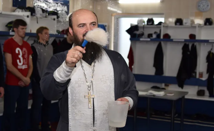 Священник побеседовал с хоккеистами «Динамо-Молодечно» и освятил раздевалку