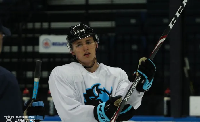 Два молодых белорусских хоккеиста набрали дебютные баллы в КХЛ