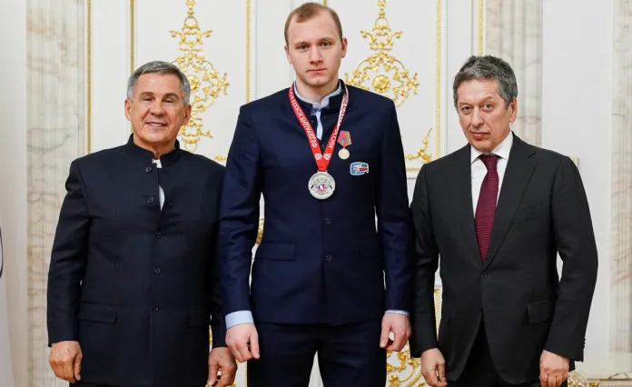 Защитник сборной Беларуси получил серебро чемпионата России и медаль 100 лет образования ТАССР