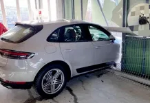Porsche экс-нападающего минского «Динамо» пробил стену паркинга и повис на уровне третьего этажа