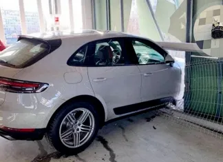 Porsche экс-нападающего минского «Динамо» пробил стену паркинга и повис на уровне третьего этажа