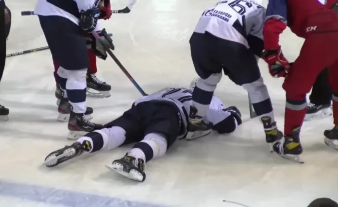 Хоккеист из МХЛ находится в тяжелом состоянии после попадания шайбы во время матча 