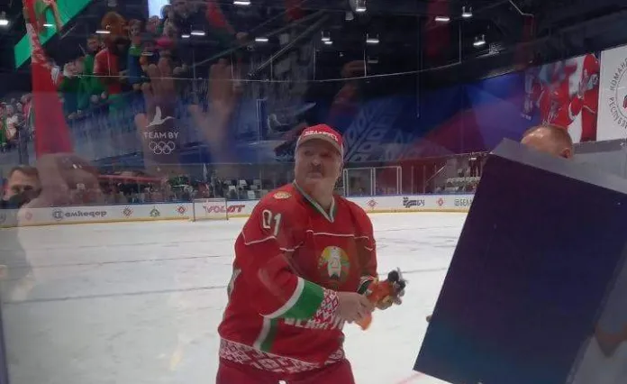 Николай и Александр Лукашенко помогли хоккейной команде Президента выйти в полуфинал