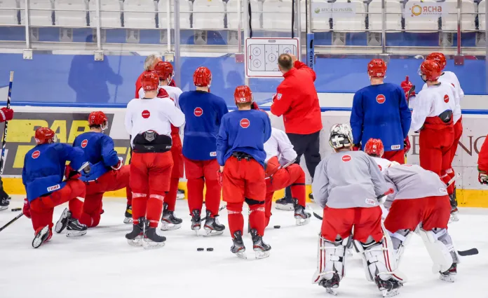 31 хоккеист сборной Беларуси под руководством Захарова продолжает подготовку к ЧМ-2021