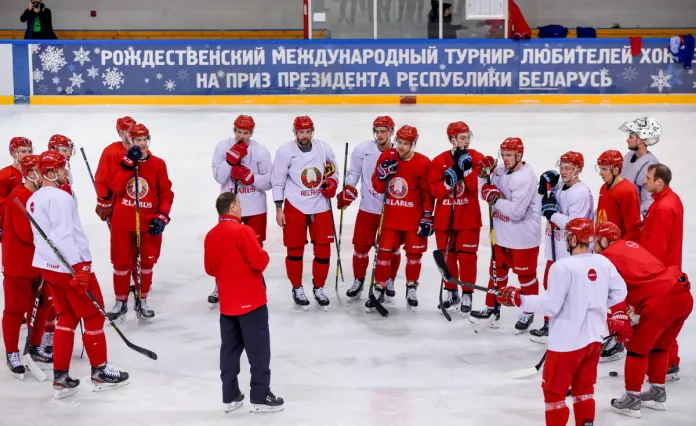 24 хоккеиста сборной Беларуси отправились в Германию