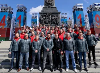 Сборная Беларуси возложила цветы к монументу Победы
