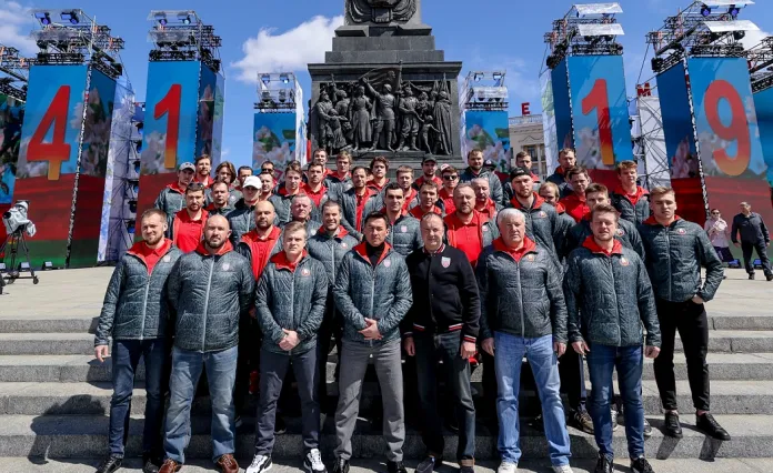 Сборная Беларуси возложила цветы к монументу Победы