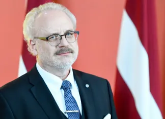 Президент Латвии поддержал замену флага Беларуси в Риге 