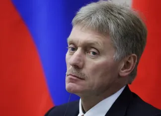 Пресс-секретарь Путина назвал вопиющим замену флага Беларуси в Риге