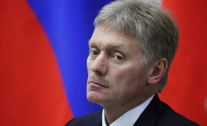 Пресс-секретарь Путина назвал вопиющим замену флага Беларуси в Риге