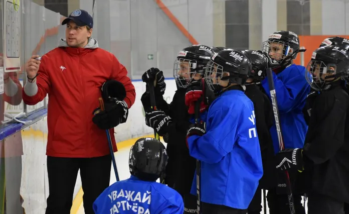 Более полумиллиона рублей выделено на поддержку детских хоккейных тренеров