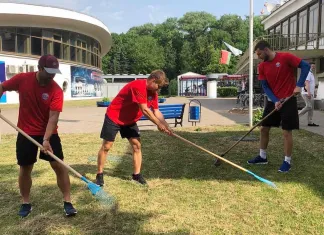 Хоккеисты «Юности» поучаствовали в акции по благоустройству парка Горького