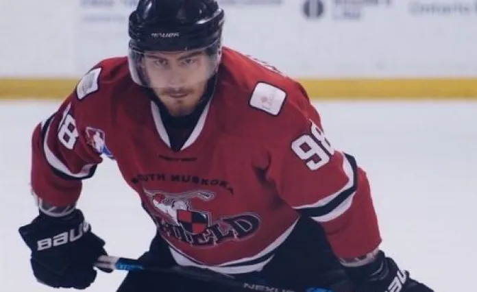 Белорусский хоккеист возобновил карьеру в Швеции