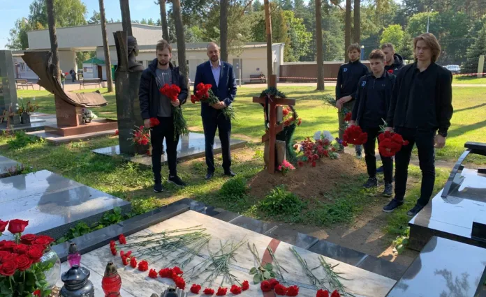 Хоккеисты минского «Динамо» возложили цветы на могилы Салея, Остапчука и Кривоносова