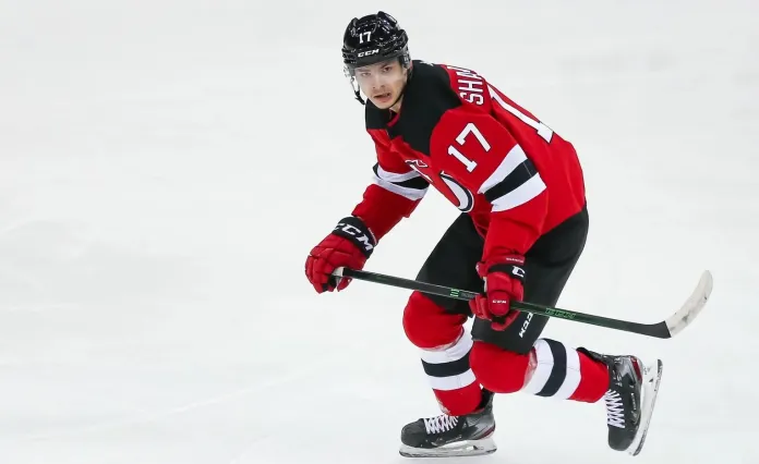 Егор Шарангович тренировался во втором звене в преддверии старта нового сезона НХЛ