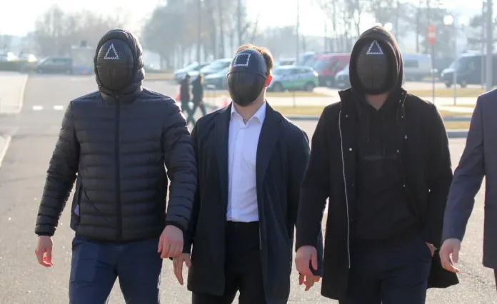 Игроки минского «Динамо» приехали на матч в масках из сериала «Игра в кальмара»