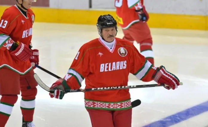 Александр Лукашенко забросил 2 шайбы в товарищеском матче в Петербурге