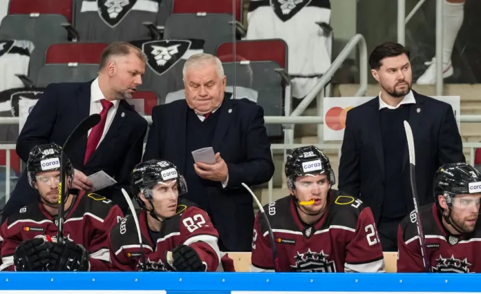 Заслуженный тренер Беларуси призвал КХЛ остановить сезон