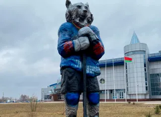 Эко-скульптура волка появилась возле ледового дворца «Металлург»
