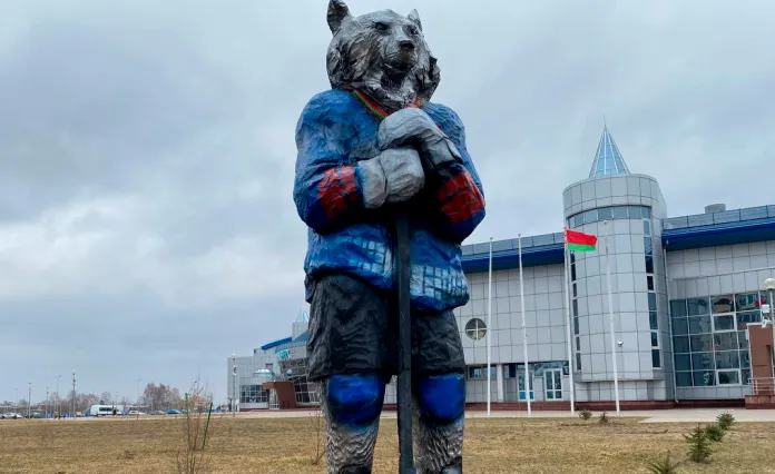 Эко-скульптура волка появилась возле ледового дворца «Металлург»