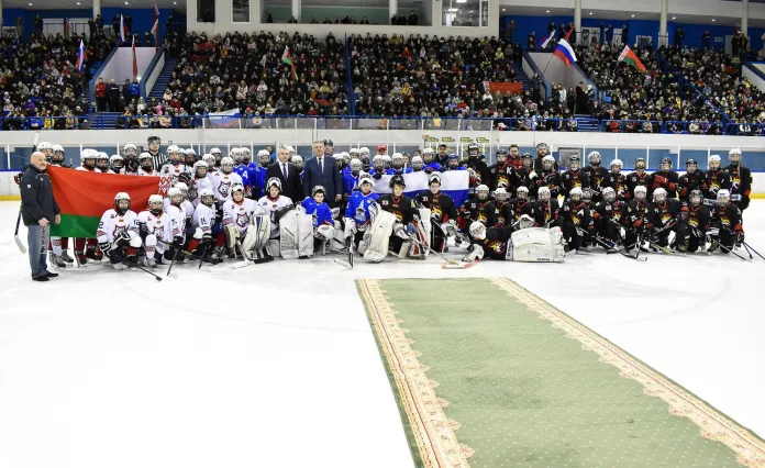 В гомельском Ледовом дворце открыли турнир по хоккею среди команд Гомельской и Брянской областей