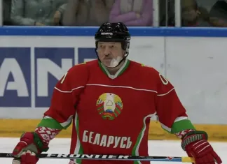 Александр Лукашенко получил травму на хоккейном турнире, но продолжил играть