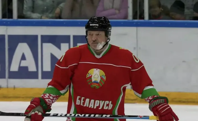 Александр Лукашенко получил травму на хоккейном турнире, но продолжил играть
