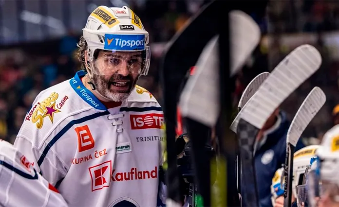 Легендарный чешский хоккеист планирует продолжить карьеру
