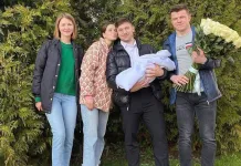 Форвард минского «Динамо» забрал сына и супругу из роддома