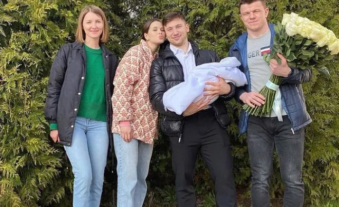 Форвард минского «Динамо» забрал сына и супругу из роддома